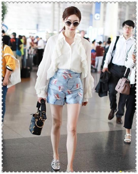 同穿白色衬衫:江疏影是满满女神范，而张俪却穿出收银员既视感!