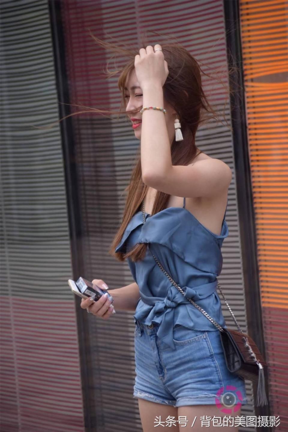 街拍路人，水蓝色吊带搭配牛仔短裤的小姐姐，柔美又帅气