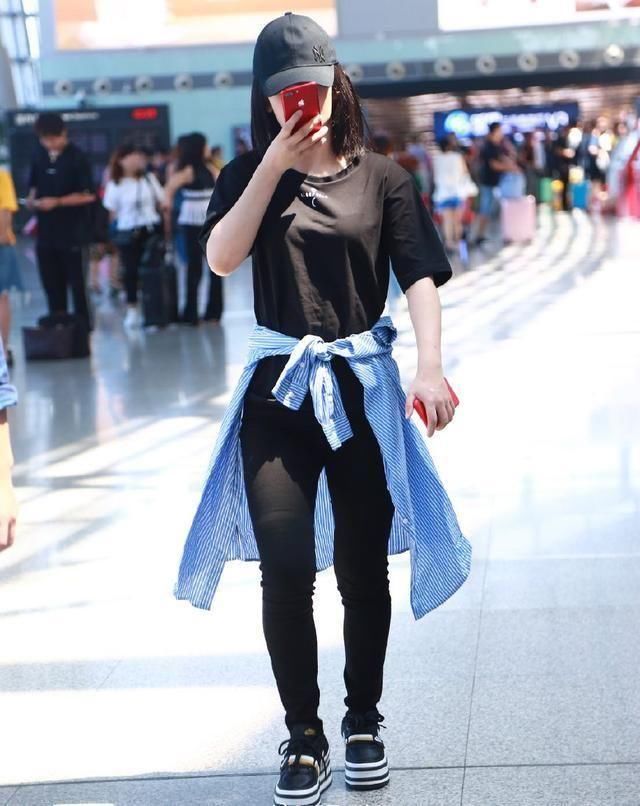 同样把衬衫绑在腰间，谢娜依旧显胖!而戚薇和袁姗姗却帅出了高度