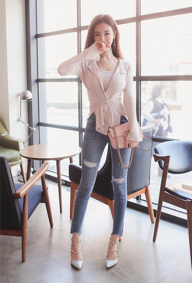 街拍：这位小姐姐光艳逼人，身材凸的好令人怦然心动 你觉得呢