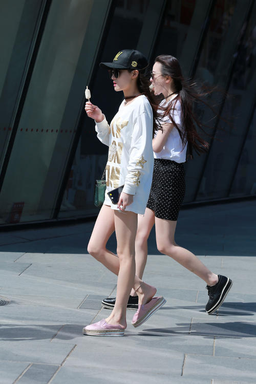 姑娘玩起下衣消失来，也是位行家