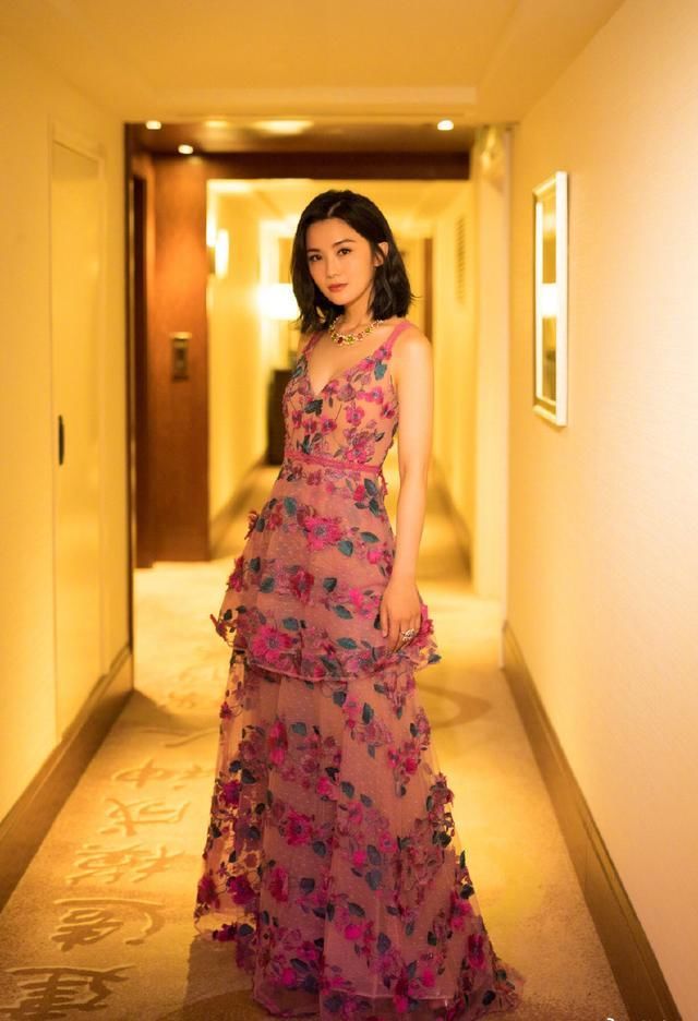 蔡卓妍真敢穿!这么宽松的裤子都能撑起来，网友:不勒的难受吗?