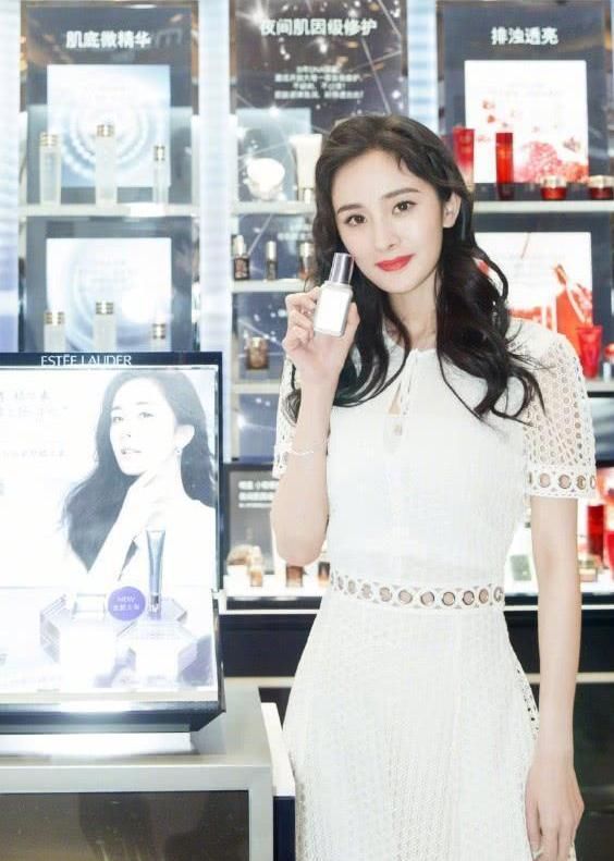 杨幂纯白连衣裙凹凸有致, 傲人曲线太诱人, 镂空腰部最吸睛!