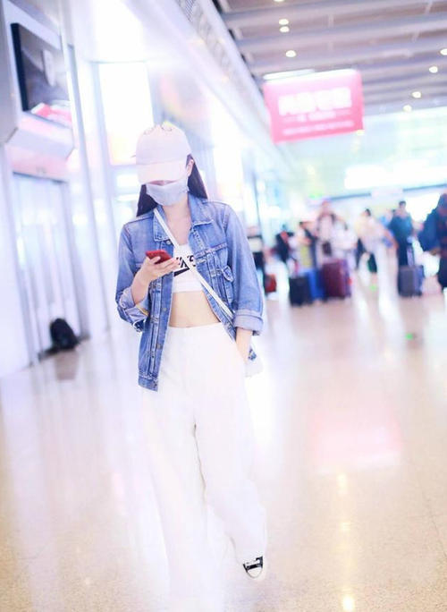 乔欣的穿衣风格直接变了，清纯不再，网友：穿个抹胸就出门