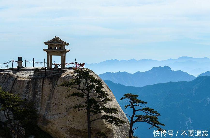 #我国#我国最“凶险”的楼梯,垂直90度必须借助绳索,开爬后就不可反悔
