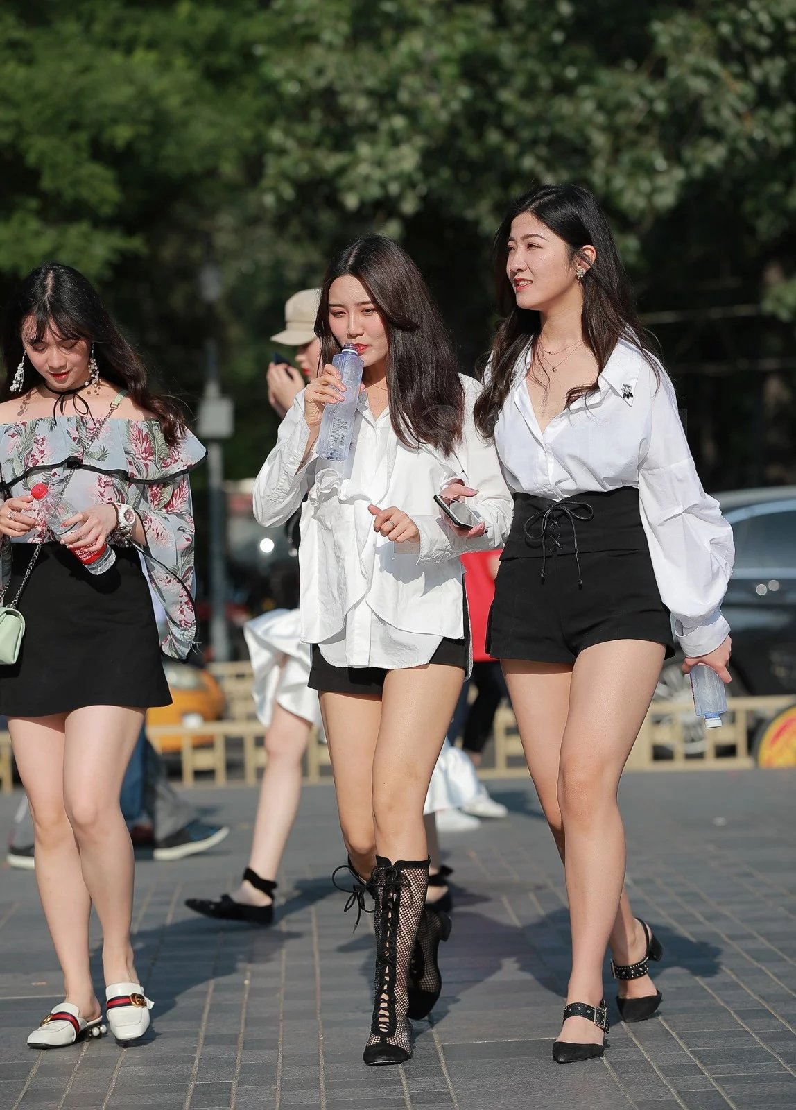 广场遇见三个美女你觉得哪个更时尚