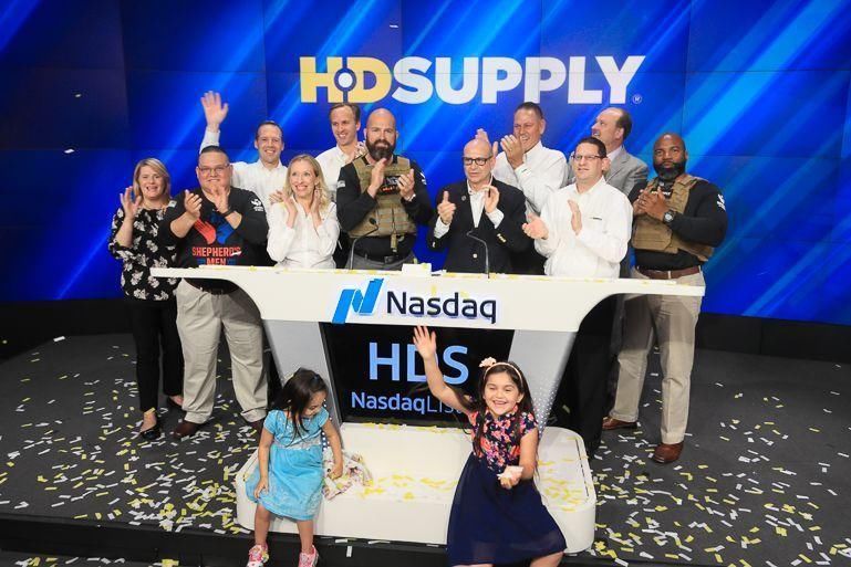 雷军上市敲钟穿得像新郎，画风喜庆我不敢看，史上最全敲钟攻略