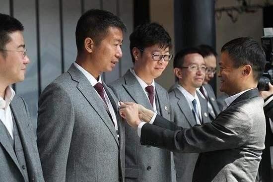 大学生用老婆本去种菜，坚持了20年，如今卖菜到中东终于年赚10亿
