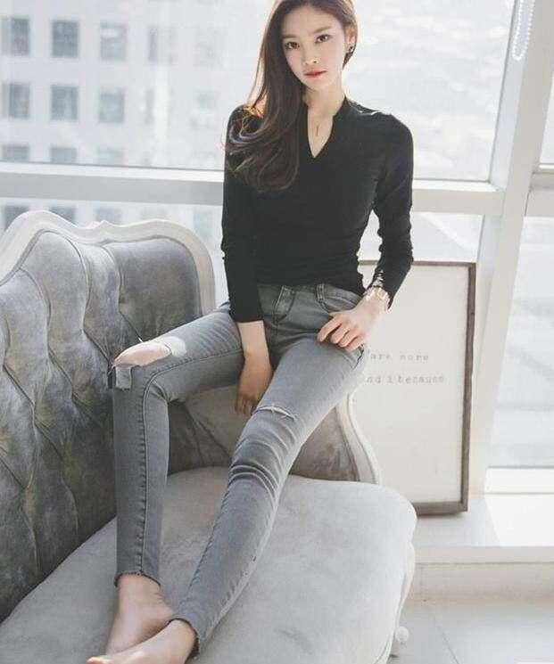 清新洒脱的牛仔裤美女，修长的大腿，很显身材，看上去韵味十足