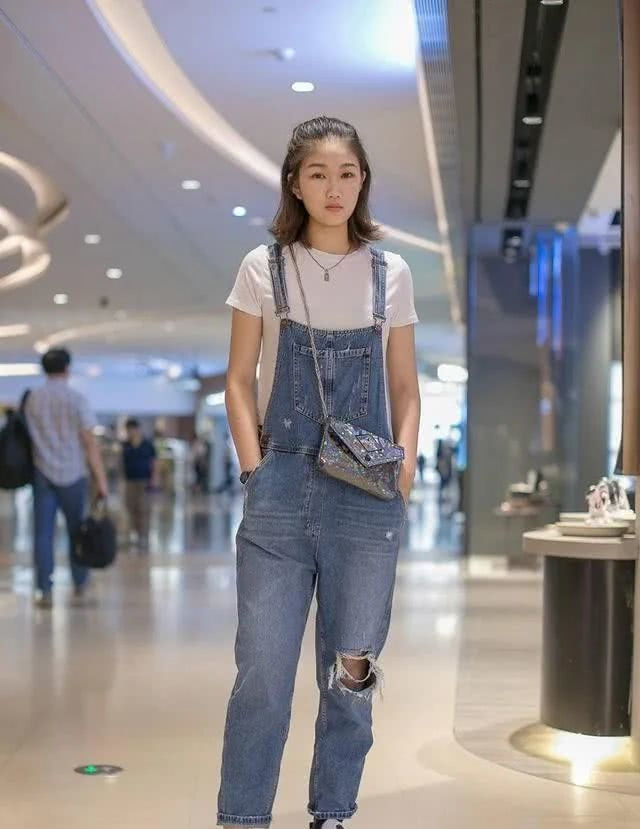 『姐姐』路人街拍:图一小姐姐白色的上衣搭配牛仔背带裤,时尚又俏皮!
