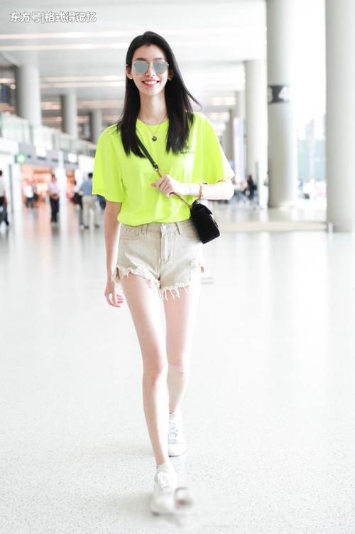 奚梦瑶秀美腿，这么短的热裤硬是穿进去，网友：显腿长啊！