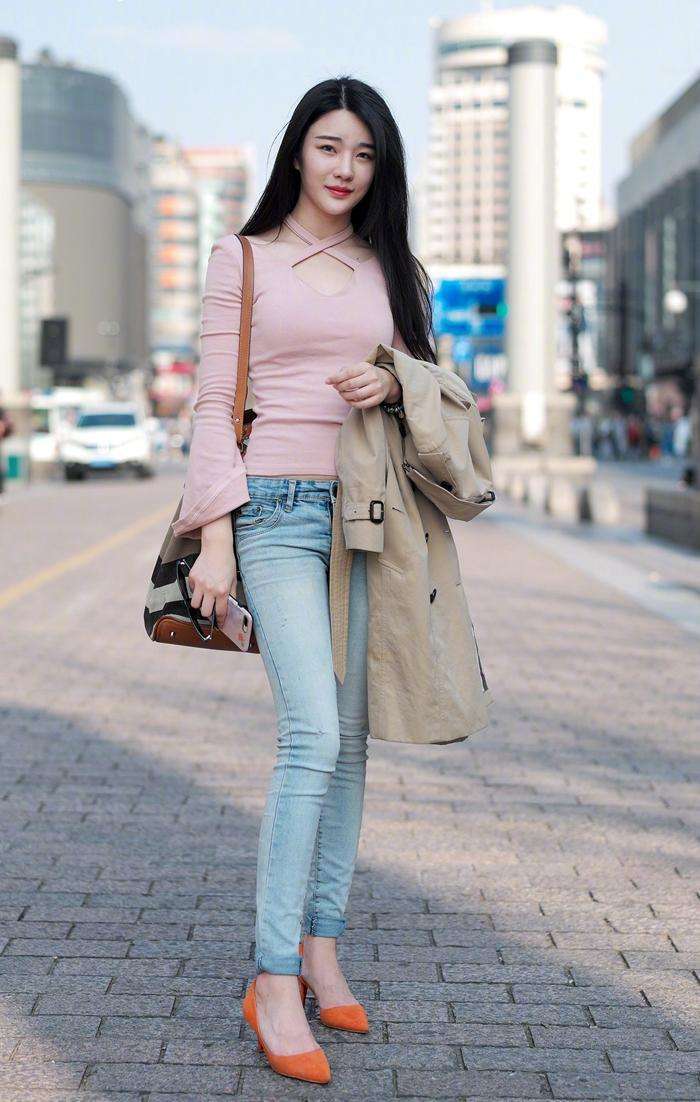 街拍：穿包臀裙的知性美女，总能凸显女人的魅力