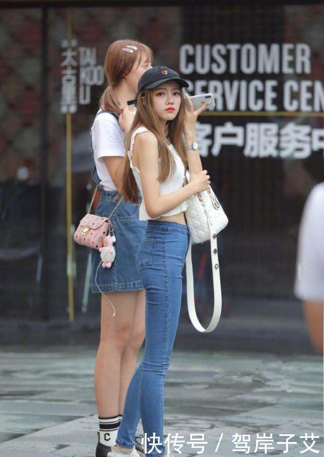 『肤白』街拍:甜美可爱的小姐姐穿连衣裙,貌美肤白的大长腿美到不能呼吸