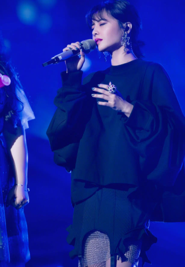 蔡依林成精了，身高156cm却美腿逆天，穿修身短裙美到窒息！