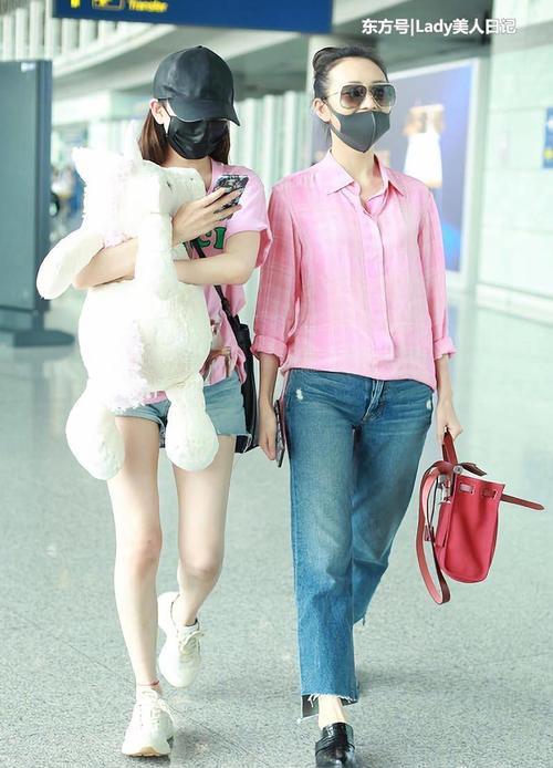 比宋祖儿大几岁的王鸥这样穿,两人竟似同龄人,果然这样搭显年轻
