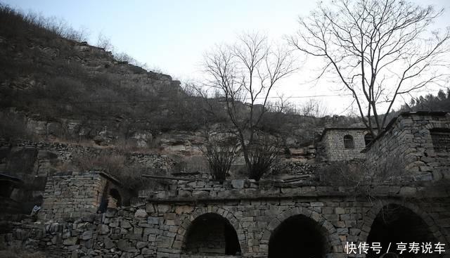 “悬崖”上废弃的窑洞村： 全村娶妻难, 50年间仅娶进一个媳妇儿