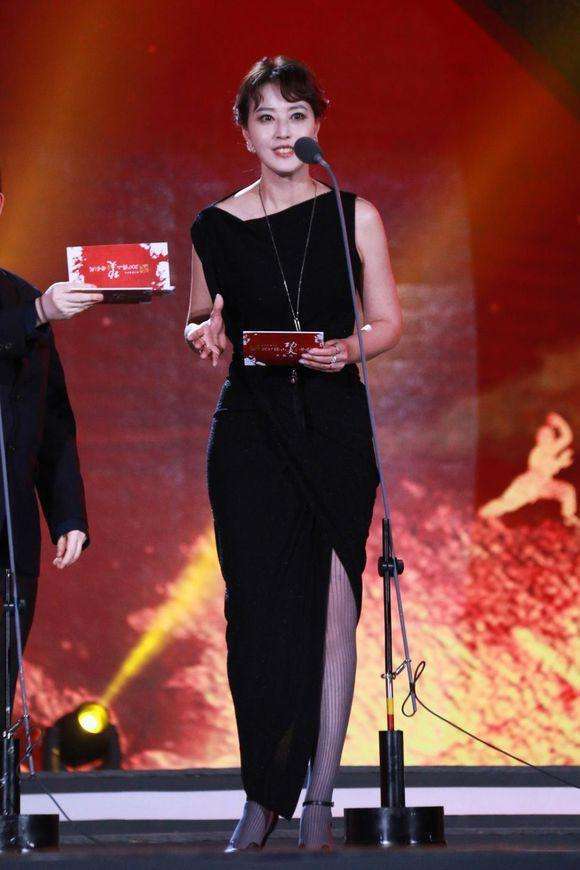 周海媚亮相活动, 粉色毛衣配上一口大黄牙, 网友直呼: 辣眼睛!