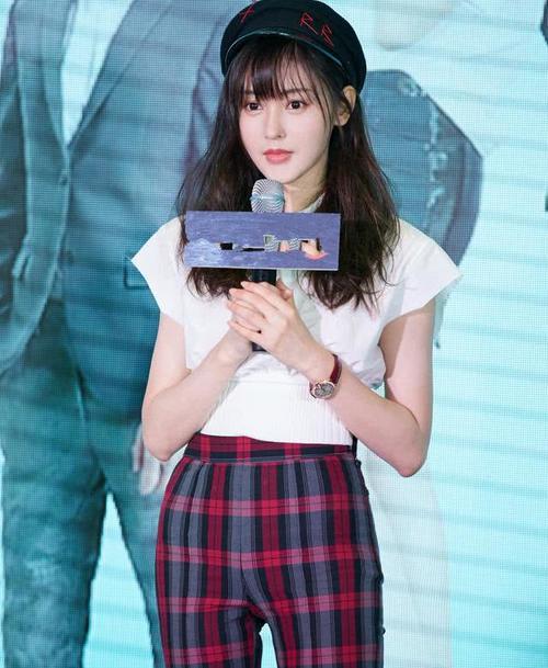 张天爱太猛了!裤子这么紧还敢提到裤裆这儿,网友:显腿长呗!