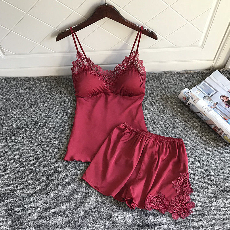 在家里想做美女，怎能少了一条风情万种的睡裙?贴身线条性感迷人