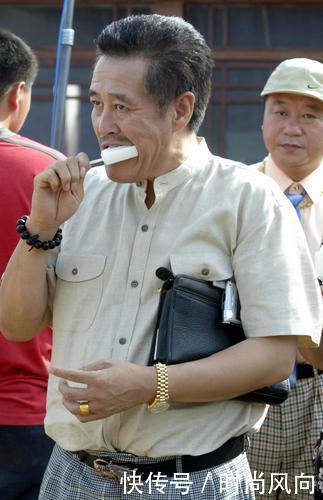 明星吃雪糕照片曝光，杨颖吃的好假，邓超吃的夸张，就他吃的最真