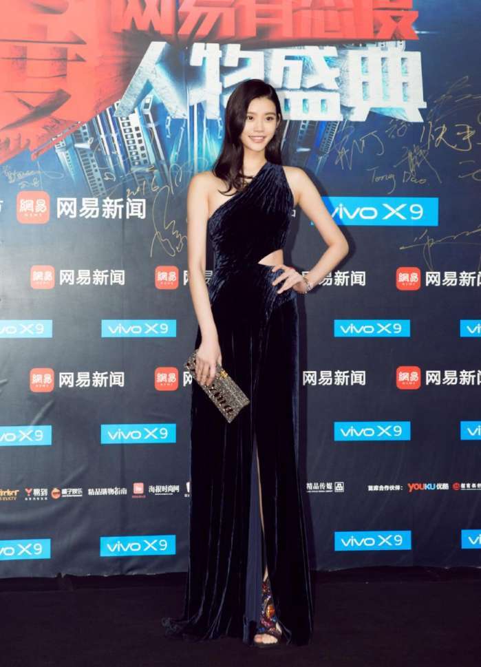 奚梦瑶这衣服缩水的太严重了吧, 确定不是偷穿小学生的衣服?