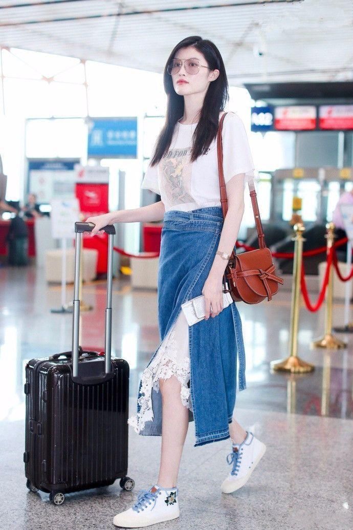 现实版的谁短谁尴尬，杨钰莹穿风衣裙长过膝，何穗却穿成了短裙!