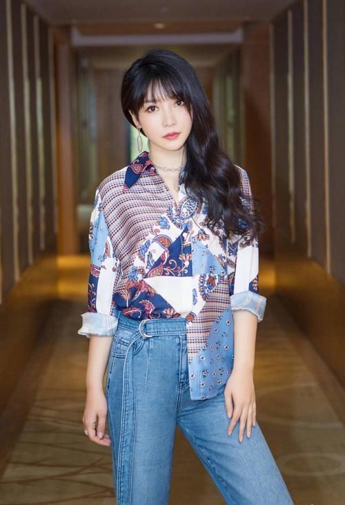 [ 清纯]从“性感女神”变邻家少女，气质清纯哪像40岁，换下低胸装的柳岩