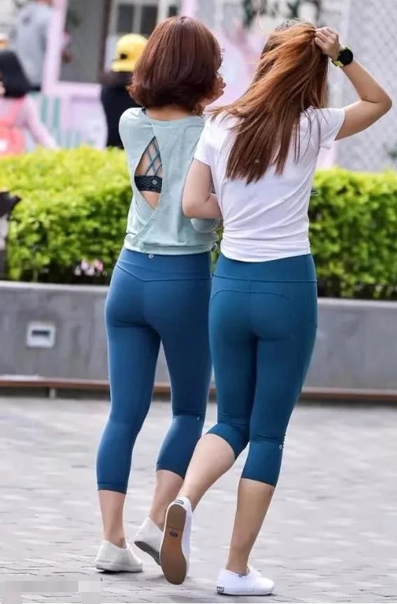 性感闺蜜逛街，墨镜姐霸气风月，长发妹紧身裤勒出的线条反败为胜