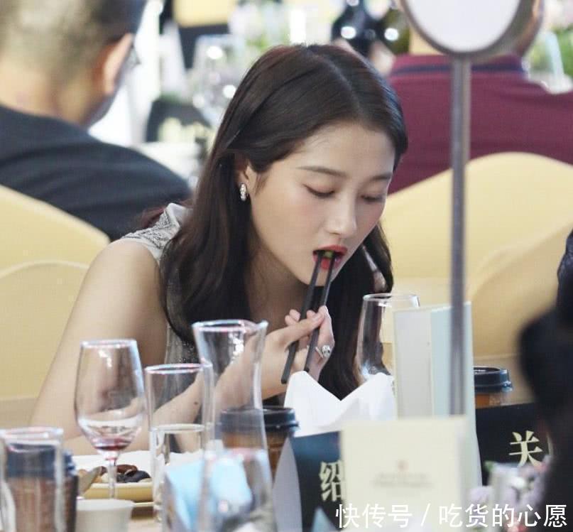 关晓彤怎么保持90斤以下的?看清她对美食的态