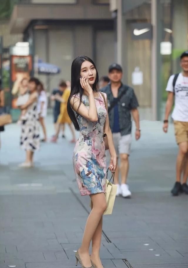 『气质』气质美女搭配高跟鞋,出街的时候更有气场