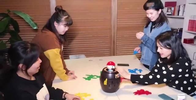  『产后』高圆圆产后素颜显年纪？发际线太高了，手指暴露了婚后真实状态