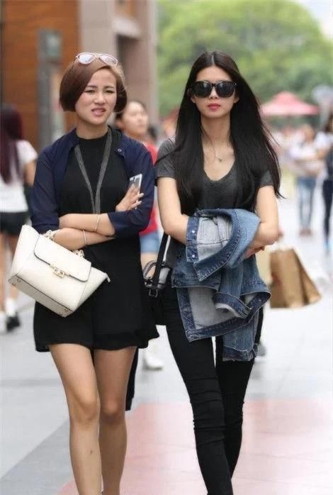  「女人」迷人靓丽的美女街拍：骨感的美女，尽情绽放成熟女人魅力
