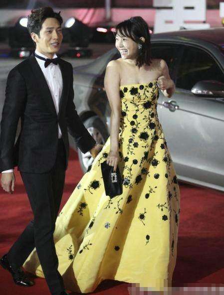 白百何现身活动, 抹胸长裙一片哗然, 网友: 还嫌流言不够多吗?