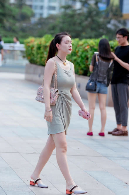 小姐姐吊带连衣裙既显迷人曲线，贴身的设计使得胸部更加的饱满