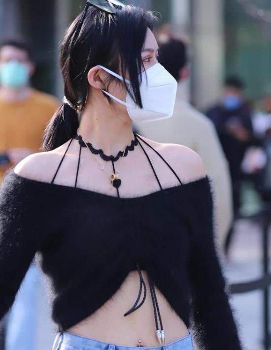 【风范】街拍:清新靓丽的美女,一件白色上衣配灰色阔腿裤,优雅气质风范