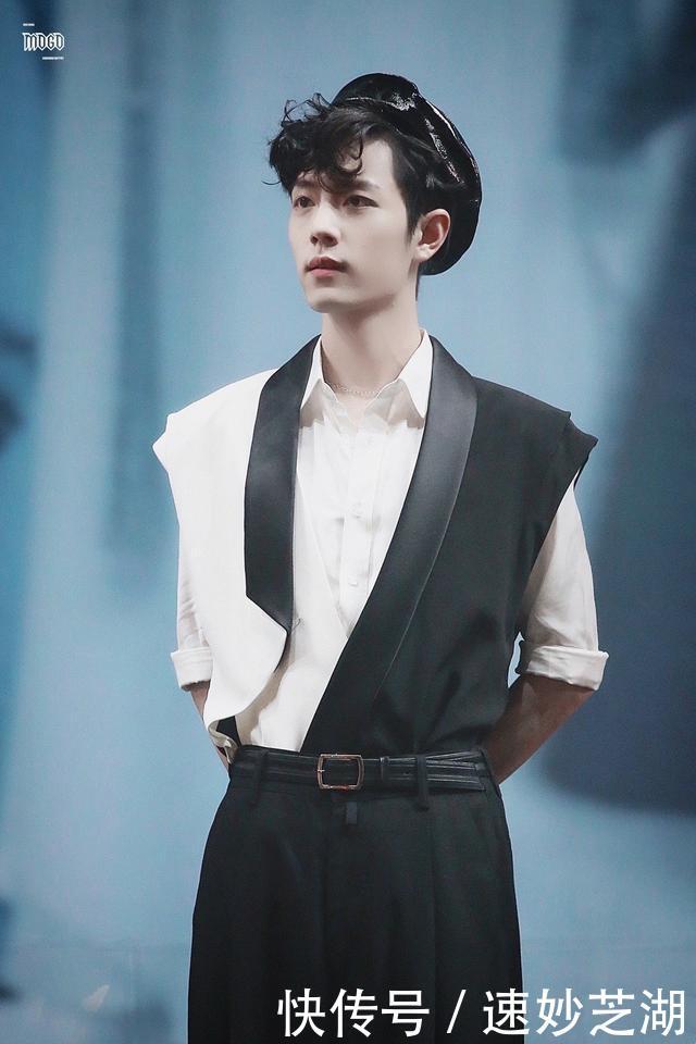 王一博跨年演唱会造型