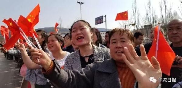 平凉森林消防跨省救援归来 山西沁源数万群众夹道欢送