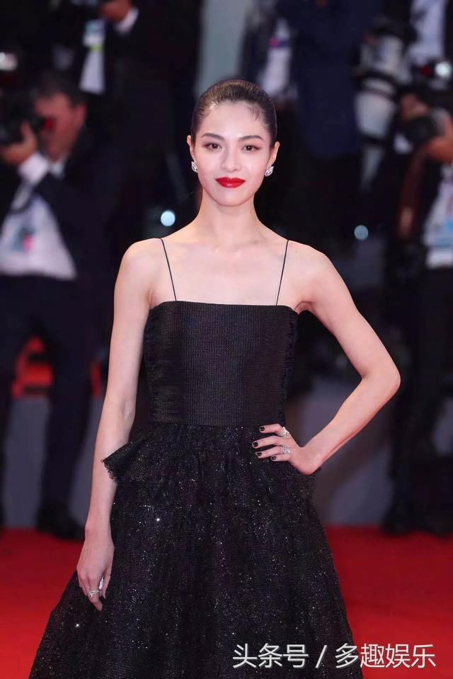 张钧甯贴身连体裤露腰一展傲人身材，杨紫搭配红黄绿穿出少女感