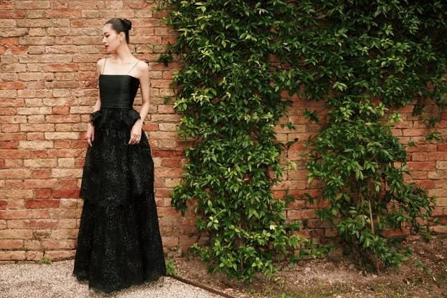 钟楚曦惊艳亮相威尼斯 时尚“黑”马高贵依旧