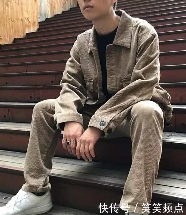 服饰:一条“普通”的灯芯绒裤,成功吸了跨年女孩子的目光