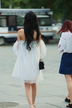 路人街拍，高颜值小姐姐穿着清凉，自带仙女气息，养眼上镜！