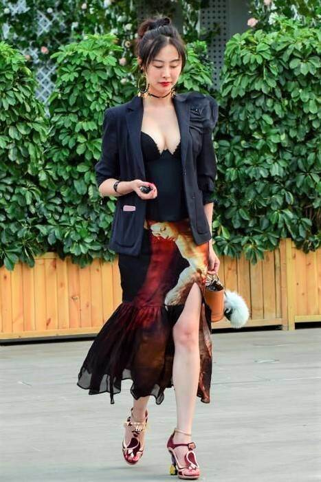 时尚街拍：蕾丝配花裙，这个大姐姐，优雅又迷人！