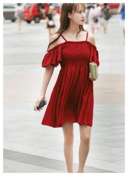 街拍：图六穿薄纱抹胸裙，胸前“长耳朵”真是太吸睛！