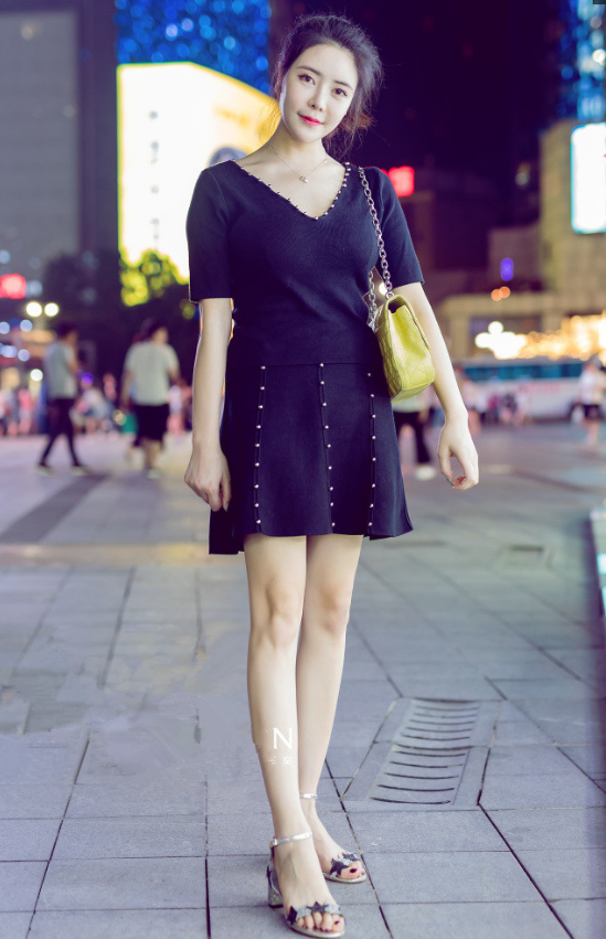 街拍：图1贤惠漂亮，图2风姿绰约，图3时尚甜美的美女令人着迷