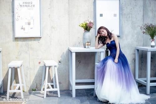 38岁张静初妩媚动人，抹胸裙美出新高度，网友：不火没道理