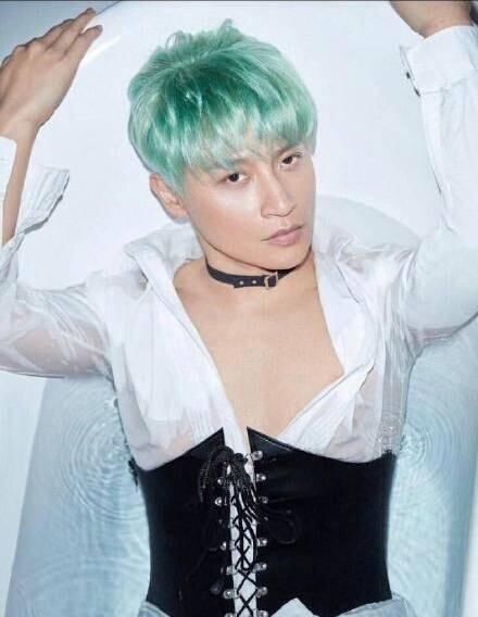 薛之谦李雨桐事件当事人最新动态，男方开演唱会，女方公司倒闭