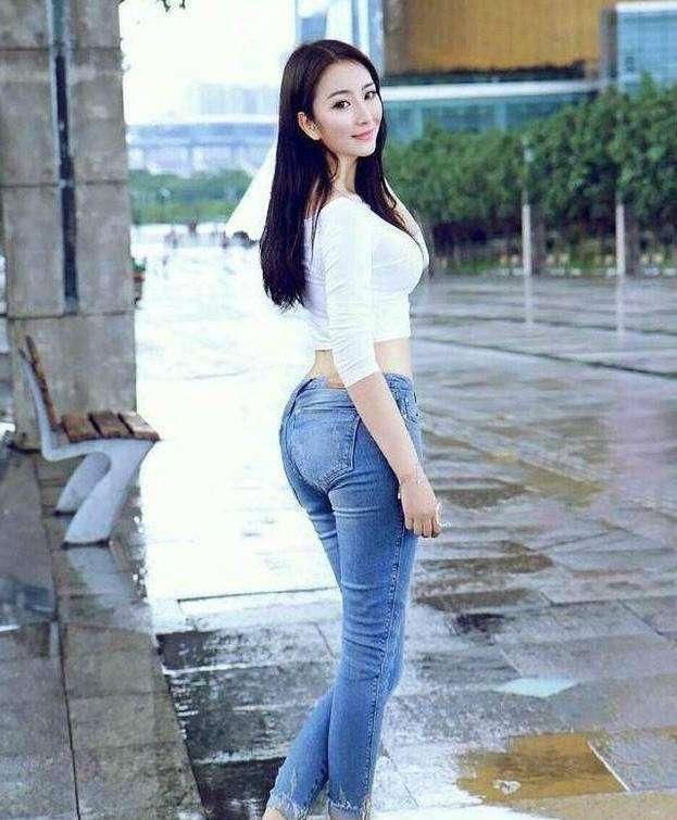 重庆街头偶遇时尚美女,高腰紧身裤大秀蜂腰翘臀,让人目不转睛