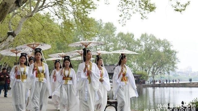 一群“白娘子”来到西湖边,不怕法海怕保安,还成为“景点”之一