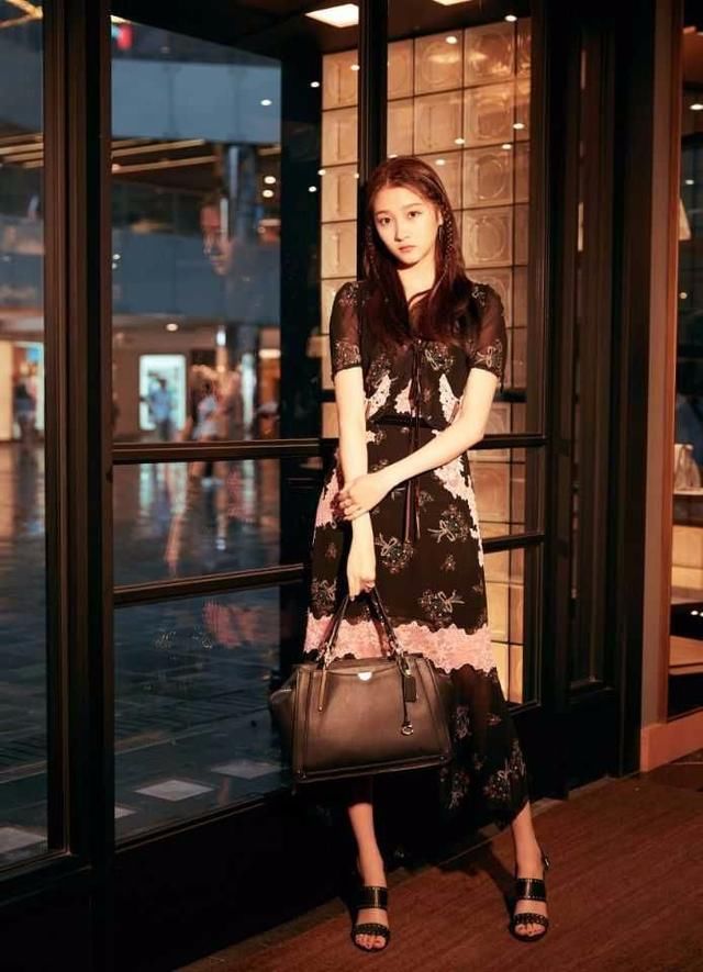 关晓彤新剧表演过于浮夸被吐槽，网友：衣品高了，演技却降了！