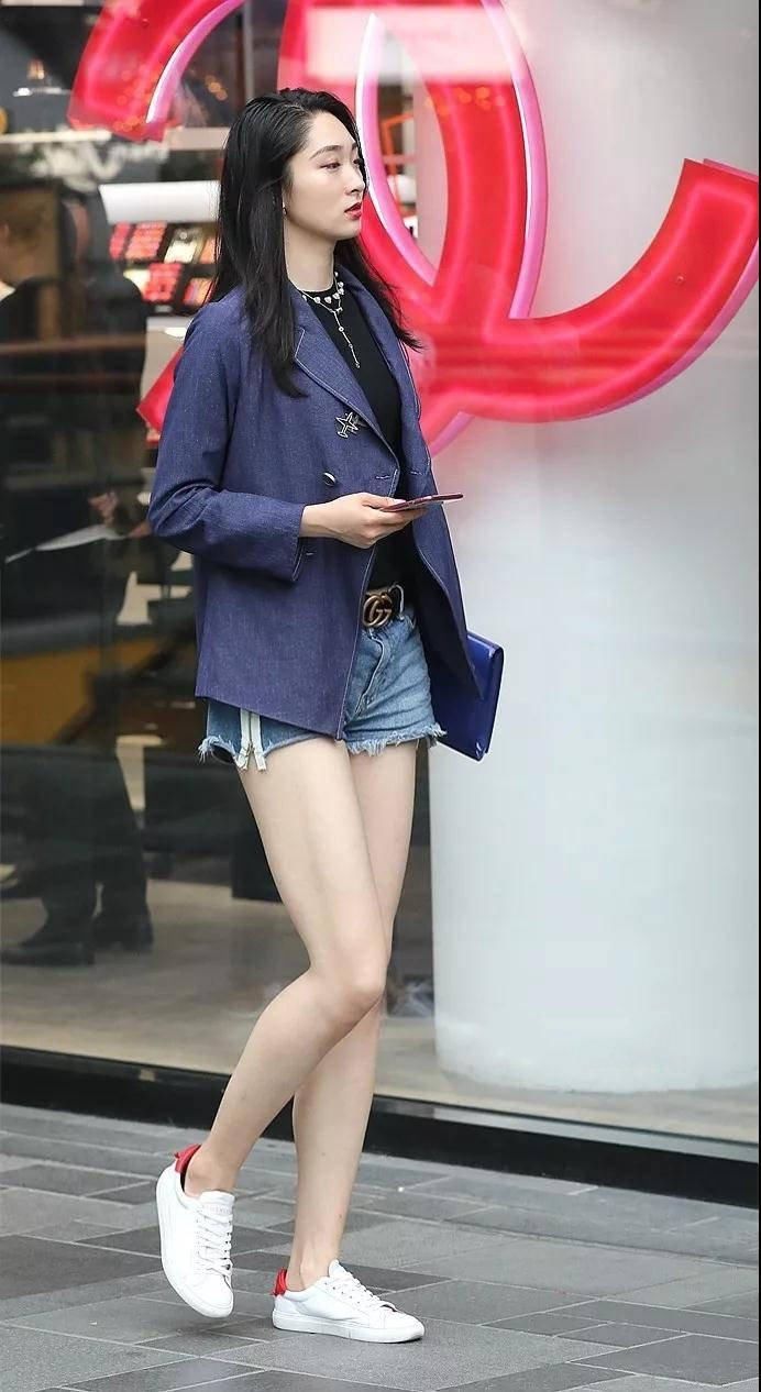 东莞美女街拍 热裤美女 超长的美腿